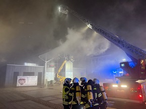 FW-AUR: Gastronomie-Küche wird Raub der Flammen
