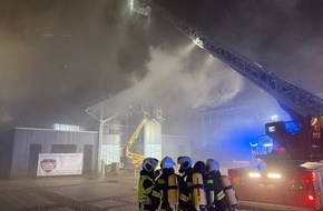 Freiwillige Feuerwehr Aurich: FW-AUR: Gastronomie-Küche wird Raub der Flammen