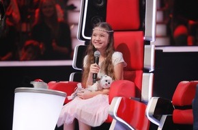 SAT.1: Mit Disneys Mulan: "Prinzessin" Marie-Sophie (10) rührt Coach Sasha bei "The Voice Kids" am Sonntag in SAT.1 zu Tränen