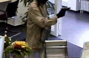 Polizeidirektion Göttingen: POL-GOE: (556/04) Bewaffneter Banküberfall im Nonnenstieg - Fahndung mit Foto