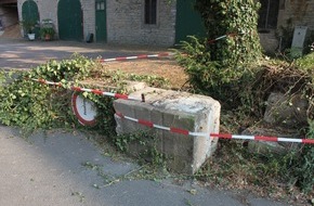 Kreispolizeibehörde Höxter: POL-HX: Steinpfeiler am Borlinghausener Schloss beschädigt
