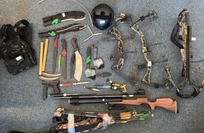 Polizei Köln: POL-K: 241104-3-K Polizisten stellen bei Wohnungsdurchsuchung Bargeld, Drogen und diverse Waffen sicher - Foto