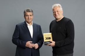 New Communication GmbH & Co.KG: Sigmar Gabriel zeichnet Kieler Agentur New Communication mit dem Top Job Siegel aus