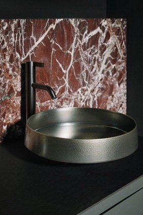 [PRESSEMITTEILUNG] LAUFEN erweitert sein Premium-Portfolio um glasierten Stahl