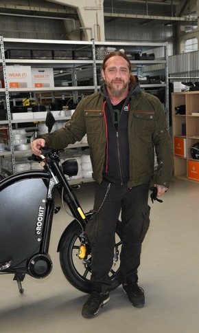 Elektromobilität: Rockstar Martin Kesici besucht eROCKIT-Produktion