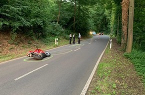 Polizei Mettmann: POL-ME: Reh ausgewichen und gestürzt: Motorradfahrer schwer verletzt - Velbert - 2206070