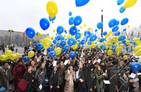 Fulbright Germany: Ballon-Aktion mit Sawsan Chebli vor dem Roten Rathaus -
550 StudentInnen und WissenschaftlerInnen aus Deutschland und den USA setzen Zeichen für Völkerverständigung