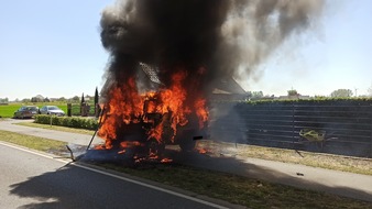 Freiwillige Feuerwehr Bedburg-Hau: FW-KLE: Während der Fahrt - Wohnmobil brennt komplett aus