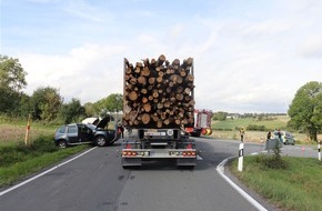 Kreispolizeibeh&ouml;rde H&ouml;xter: POL-HX: Lkw und Auto sto&szlig;en zusammen