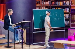 SAT.1: Voller Elan. In der vierten Folge der SAT.1-Show "Zurück in die Schule" geht eine Schultafel zu Bruch