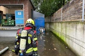 Kreisfeuerwehr Rotenburg (Wümme): FW-ROW: Müllcontainerbrand auf Betriebsgelände - Einsatz des neuen Wechselladerfahrzeug