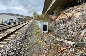 Bundespolizeidirektion Sankt Augustin: BPOL NRW: Regionalbahn kollidiert mit Einkaufswagen - Bundespolizei ermittelt und sucht nach Zeugen