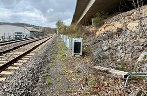 Bundespolizeidirektion Sankt Augustin: BPOL NRW: Regionalbahn kollidiert mit Einkaufswagen - Bundespolizei ermittelt und sucht nach Zeugen