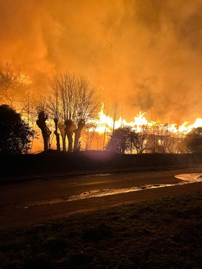 POL-STD: Großfeuer vernichtet drei Gebäude in Dollern - ca. 2,5 Millionen Euro Sachschaden