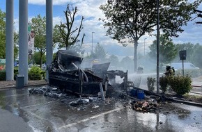 Freiwillige Feuerwehr Bad Salzuflen: FF Bad Salzuflen: Imbisswagen brennt am Fachmarktzentrum vollständig aus / Feuerwehr Bad Salzuflen ist mit 25 Einsatzkräften vor Ort.