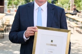 Edeka Südwest: Presse-Information: Uwe Kohler erhält Ehrennadel
