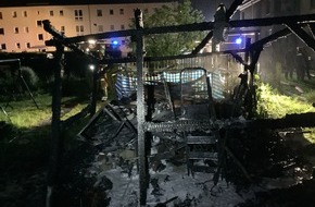 Feuerwehr Dresden: FW Dresden: Brand eines Holzunterstandes droht sich auszubreiten