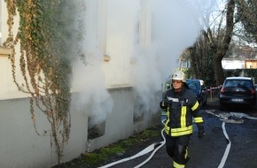 Feuerwehr der Stadt Arnsberg: FW-AR: Kellerbrand verraucht komplettes 3-Familienhaus in Arnsberg:
Zwei Personen mit Verdacht auf Rauchgasvergiftung im Krankenhaus