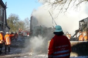 Polizeiinspektion Harburg: POL-WL: Brackel - Frau rettet Pferde aus brennendem Gebäude
