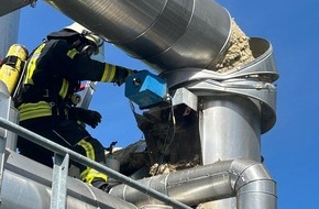 Kreisfeuerwehr Rotenburg (W&uuml;mme): FW-ROW: Schornsteinbrand an Biogasanlage