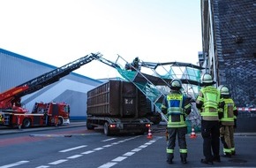 Feuerwehr Gevelsberg: FW-EN: LKW erfasst Baugerüst