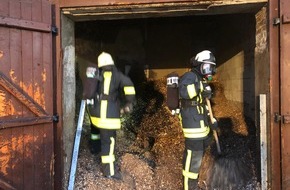 Freiwillige Feuerwehr Borgentreich: FW Borgentreich: Brand eines Spähnebunkers in Borgholz. Ein Feuerwehrmann wurde in ein Krankenhaus verbracht.