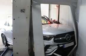 Kreispolizeibehörde Herford: POL-HF: Vier Autos prallen in Waschanlage ineinander - 42-jähriger Mitarbeiter schwer verletzt