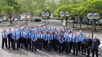 Polizeipräsidium Mainz: POL-PPMZ: Polizeipräsident Reiner Hamm begrüßt neue Polizeibeamtinnen und -beamte im Polizeipräsidium Mainz / MIT GRUPPENBILD