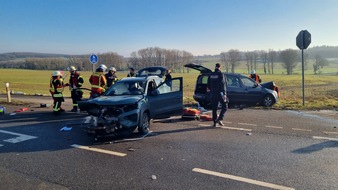 Feuerwehr Düren: FW Düren: Schwerer Verkehrsunfall auf der K29: Erfolgreiche interkommunale Zusammenarbeit der Feuerwehren Düren, Hürtgenwald und Kreuzau