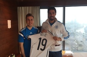 United Charity gemeinnützige Stiftungs GmbH: Sami Khedira startet große Charity-Auktion für seine neue Stiftung /
Sami Khedira-Special bei unitedcharity.de: Götze, Müller, Schweinsteiger, Boateng und Özil machen u.a. mit