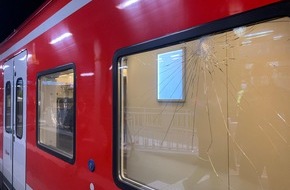 Bundespolizeidirektion Sankt Augustin: BPOL NRW: Unbekannte bewerfen S-Bahn mit Steinen