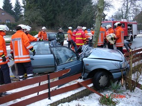 POL-WL: 20-jährige prallt mit Pkw gegen Baum, schwerverletzt