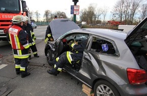 Feuerwehr Essen: FW-E: Zwei Verletzte nach Verkehrsunfall zwischen LKW und PKW, die Fahrerin des PKW war in ihrem Fahrzeug eingeklemmt