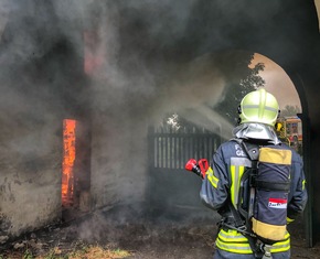FW-GE: Brennender Dachstuhl am Junkerweg - Haus Leithe durch Brand schwer beschädigt