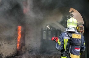 Feuerwehr Gelsenkirchen: FW-GE: Brennender Dachstuhl am Junkerweg - Haus Leithe durch Brand schwer beschädigt