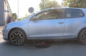 Kreispolizeibehörde Herford: POL-HF: Unfall im Kreuzungsbereich - Autofahrer kollidiert mit Radfahrer