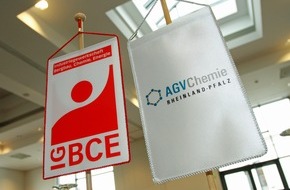 Chemieverbände Rheinland-Pfalz: Chemie in Rheinland-Pfalz hält Ausbildungsplatzangebot stabil / Trotz Krise erfüllen Unternehmen den Tarifvertrag (mit Bild)