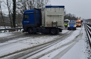 Polizeiinspektion Cuxhaven: POL-CUX: Erneut einsetzende Schneefälle und überfrierende Nässe führen zu mehreren Verkehrsunfällen auf der BAB - Vollsperrung zwischen Ihlpohl und Schwanewede (Lichtbild in der Anlage)