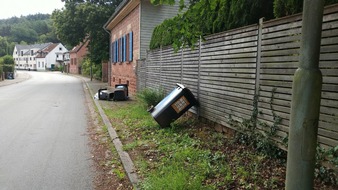 Polizeipräsidium Westpfalz: POL-PPWP: Unfallflucht: Abfalleimer umgefahren