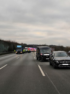 FW-EN: Verkehrsunfall mit mehreren Fahrzeugen A1 Fahrtrichtung Bremen