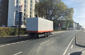 Polizei Bochum: POL-BO: Vollkommen falsch geparkt - Anhänger sorgt für mehrere Verkehrsbehinderungen