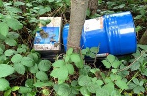 Polizeidirektion Bad Segeberg: POL-SE: Elmshorn - Unzulässige Ablagerung von Fässern mit Kühl- und Bremsflüssigkeit - Polizei sucht Zeugen