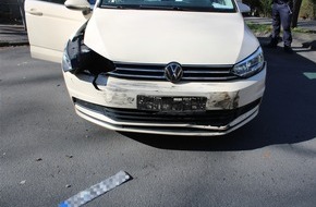 Polizei Hagen: POL-HA: Drei Leichtverletzte nach Kollision in Kreuzungsbereich