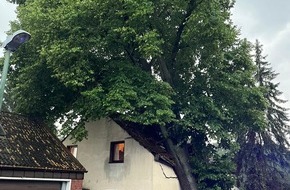 Feuerwehr Essen: FW-E: Unwetter über Essen hinterlässt Schäden und sorgt für rund 130 Einsätze - Ein Gebäude unbewohnbar, keine Verletzten