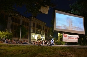 Helvetas: Helvetas mit solarbetriebenem Open-Air-Kino Cinema Sud auf Tournee