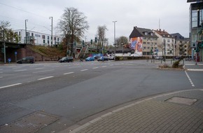 Polizeipräsidium Mittelhessen - Pressestelle Gießen: POL-GI: Gießen: Erneuter Fahndungsaufruf nach schwerem Unfall am Sonntagmorgen in der Nordanlage - Dunkelblauer und möglicherweise beschädigter PKW gesucht