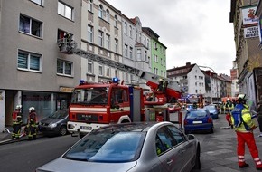 Feuerwehr Dortmund: FW-DO: Feuer im Schlafzimmer einer Wohnung in der Burgholzstrasse/Nachbar löscht den Brand mit eigenem Pulverlöscher