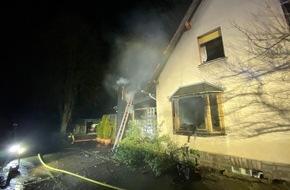 Feuerwehr Bergisch Gladbach: FW-GL: Feuer in Einfamilienhaus im Stadtteil Schildgen fordert eine Schwerverletzte und erheblichen Sachschaden