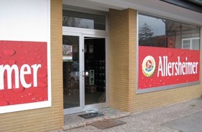 Polizeiinspektion Hameln-Pyrmont/Holzminden: POL-HOL: Kirchbrak - Westerbraker Straße: Einbrecher stehlen Spirituosen und Tabakwaren - Glaseingangstür eingeschlagen -