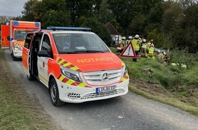 Freiwillige Feuerwehr Bad Salzuflen: FF Bad Salzuflen: Mann wird in Wüsten unter Rasenmäher-Traktor eingeklemmt / Feuerwehr und Rettungsdienst sind mit 25 Kräften im Einsatz